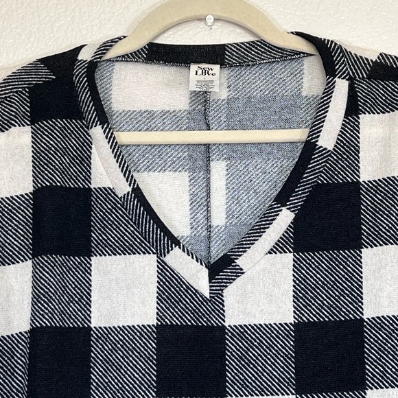 Black & White Buffalo Plaid V-Neck Top, Size Large - Picture 2 of 4